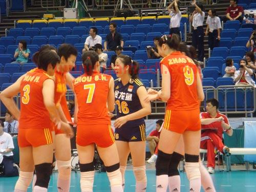 中国女排08对美国（2008女排中国对美国比分）