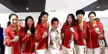 撒贝宁和中国女排队员合影（撒贝宁采访女排）