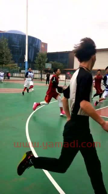篮球比赛打中裁判（篮球比赛球碰到裁判）