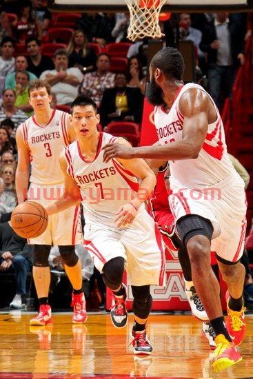 火箭队林书豪与哈登手势(哈登火箭首秀林书豪数据)