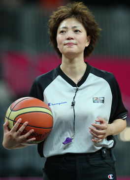 女裁判单挑篮球比赛(女裁判单挑篮球比赛)